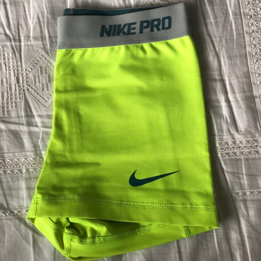 Women’s Nike Pro Shorts XS